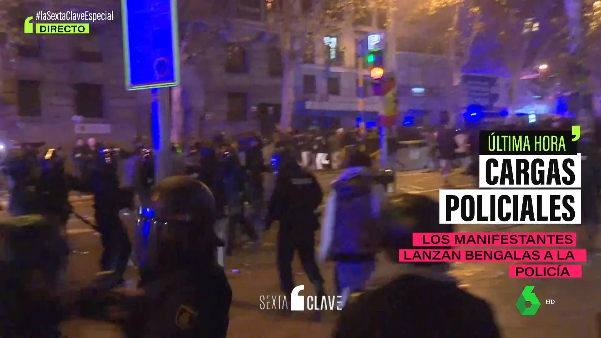 Fuertes cargas policiales y lanzamiento de petardos en la primera noche de protestas tras la investidura de Pedro Sánchez 