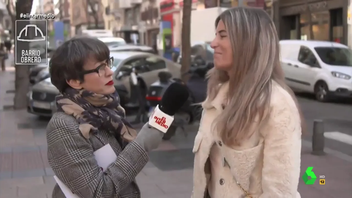 Una vecina de un barrio rico no ve "gran problema" en comer bien cobrando 950 euros: "La compra está muy barata" Una vecina de un barrio rico no ve "gran problema" en comer bien cobrando 950 euros: "La compra está muy barata"