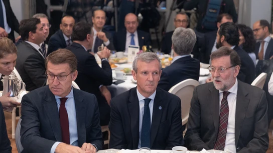 El presidente del PP, Alberto Núñez Feijóo; el presidente de la Xunta de Galicia, Alfonso Rueda y el expresidente del Gobierno Mariano Rajoy, durante un desayuno de Nueva Economía Fórum El presidente del PP, Alberto Núñez Feijóo; el presidente de la Xunta de Galicia, Alfonso Rueda y el expresidente del Gobierno Mariano Rajoy, durante un desayuno de Nueva Economía Fórum