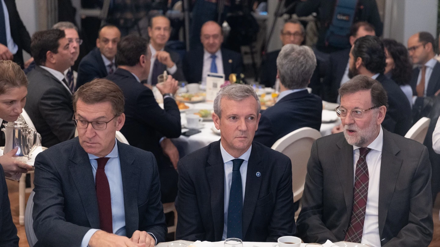 El presidente del PP, Alberto Núñez Feijóo; el presidente de la Xunta de Galicia, Alfonso Rueda y el expresidente del Gobierno Mariano Rajoy, durante un desayuno de Nueva Economía Fórum El presidente del PP, Alberto Núñez Feijóo; el presidente de la Xunta de Galicia, Alfonso Rueda y el expresidente del Gobierno Mariano Rajoy, durante un desayuno de Nueva Economía Fórum