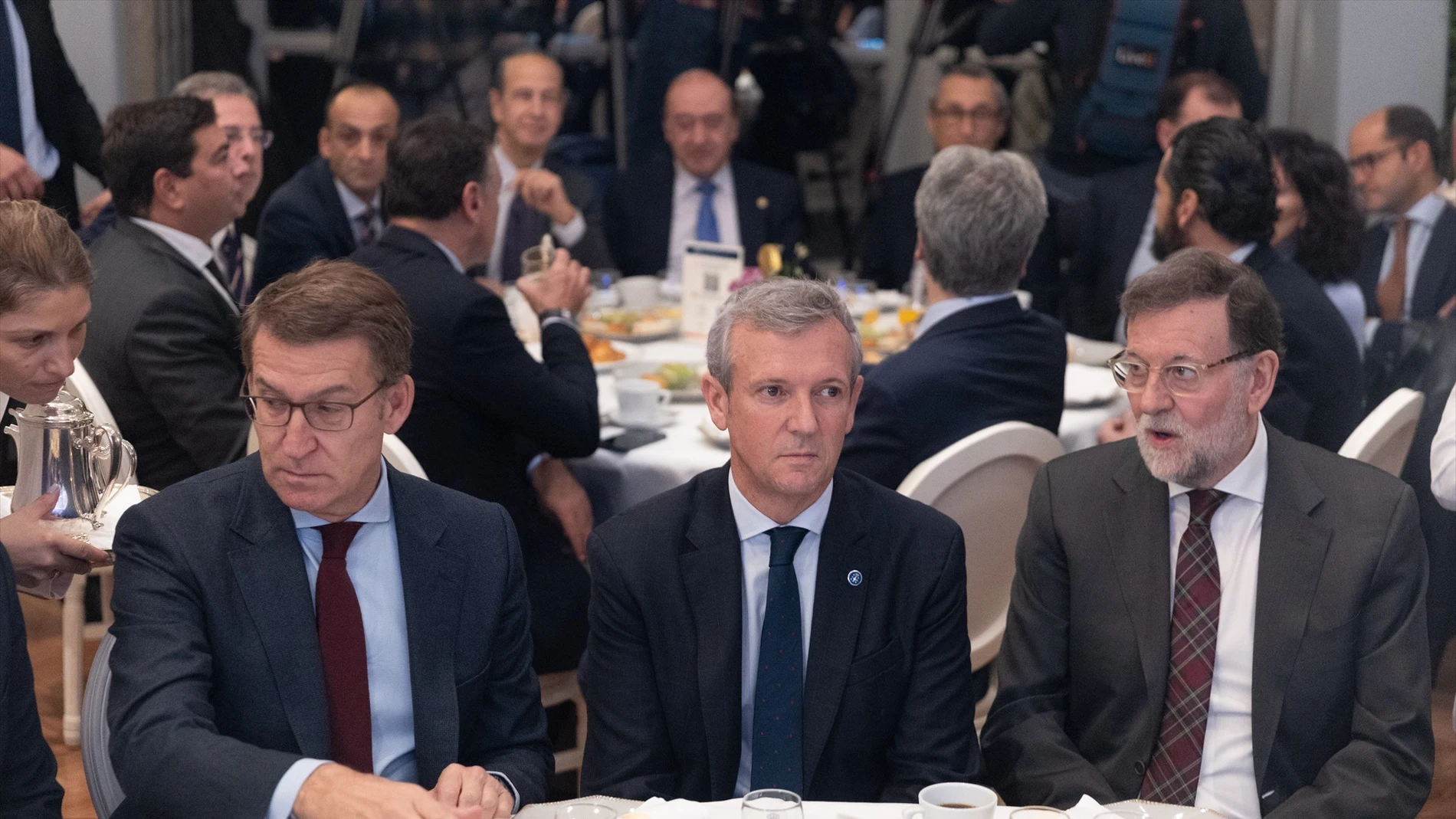 El presidente del PP, Alberto Núñez Feijóo; el presidente de la Xunta de Galicia, Alfonso Rueda y el expresidente del Gobierno Mariano Rajoy, durante un desayuno de Nueva Economía Fórum