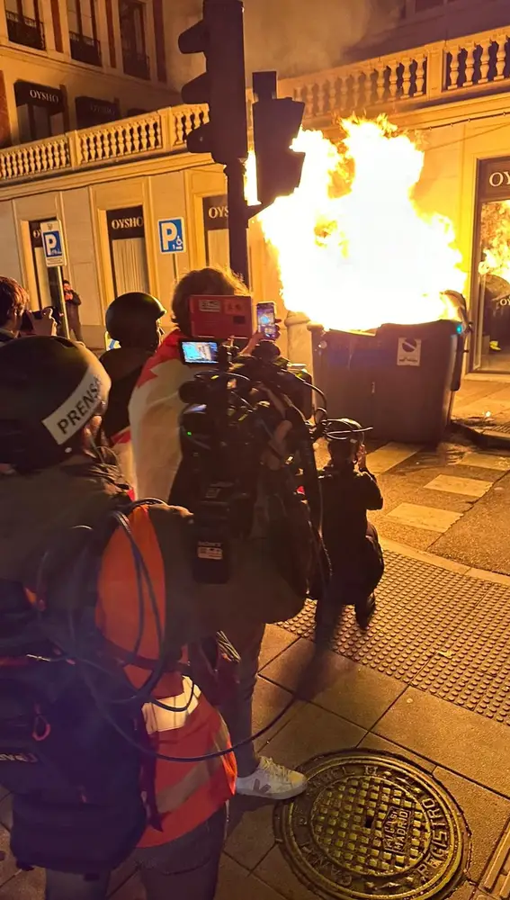 Contenedores quemados por los violentos Contenedores quemados por los violentos