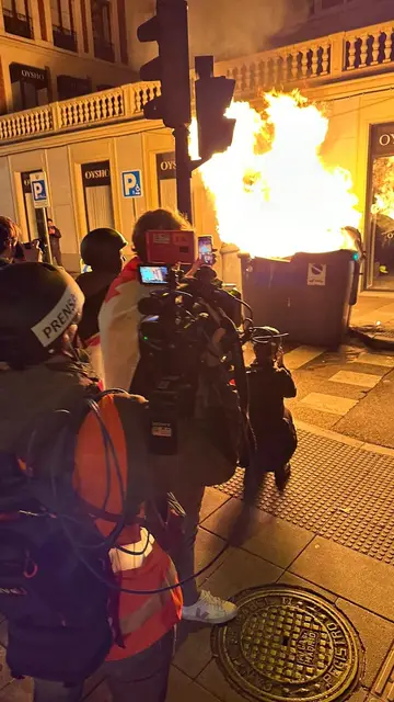Contenedores quemados por los violentos Contenedores quemados por los violentos