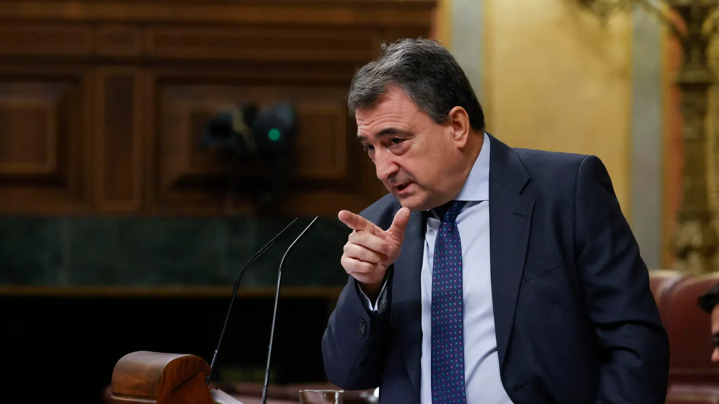 El portavoz del PNV en el Congreso, Aitor Esteban, durante su intervención en el debate de investidura de Pedro Sánchez El portavoz del PNV en el Congreso, Aitor Esteban, durante su intervención en el debate de investidura de Pedro Sánchez