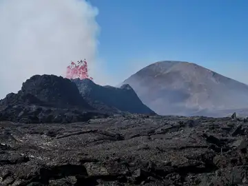 Imagen de archivo de la erupción de un volcán en Islandia.
