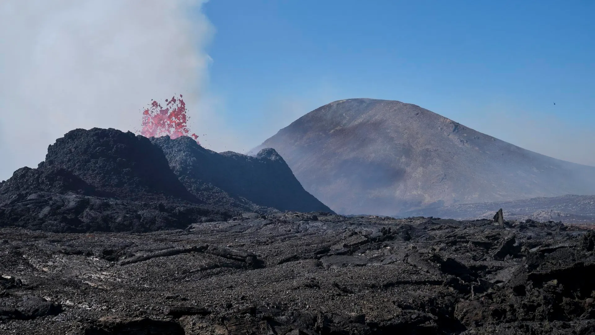 Imagen de archivo de la erupción de un volcán en Islandia.