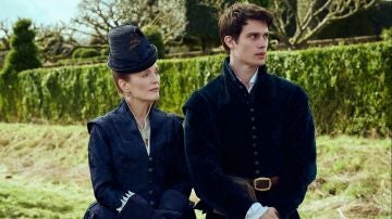 Julianne Moore y Nicholas Galitzine protagonizan 'Mary & George'.