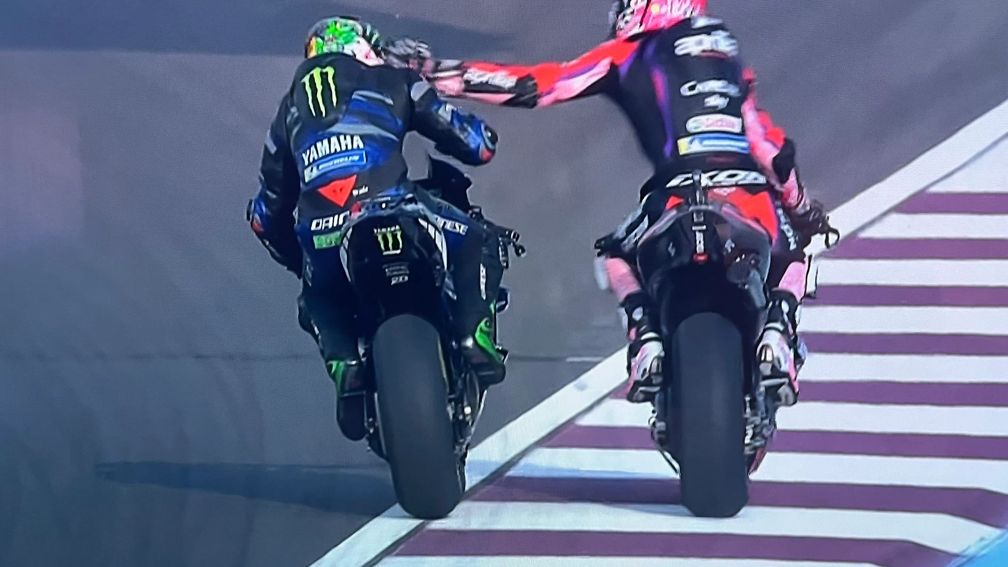 Momento de la agresión de Aleix Espargaró a Franco Morbidelli
