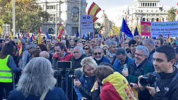 La expresidenta de la Comunidad de Madrid Esperanza Aguirre habla con manifestantes en Cibeles