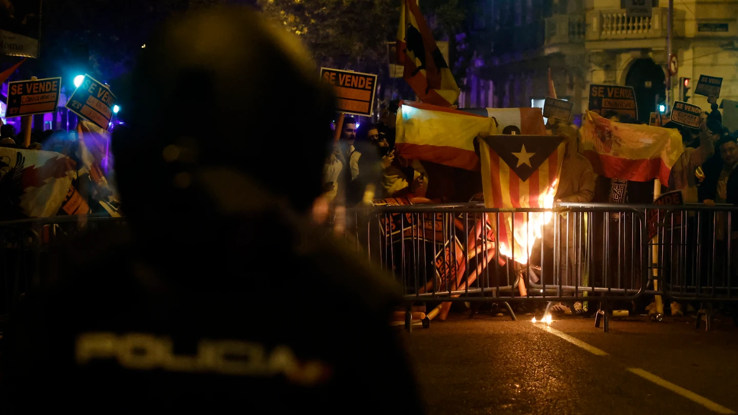 Cientos de personas participan en una nueva jornada de protestas en contra de la amnistía este viernes en Ferraz Cientos de personas participan en una nueva jornada de protestas en contra de la amnistía este viernes en Ferraz