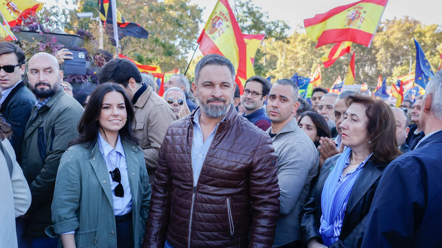 Feijóo y Abascal evitan una foto conjunta pero acuerdan una respuesta coordinada frente al Gobierno Feijóo y Abascal evitan una foto conjunta pero acuerdan una respuesta coordinada frente al Gobierno