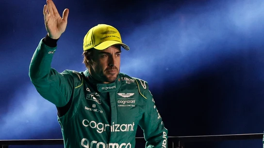 Fernando Alonso saluda en Las Vegas Fernando Alonso saluda en Las Vegas