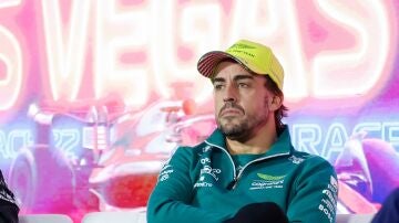 Fernando Alonso, ante los medios