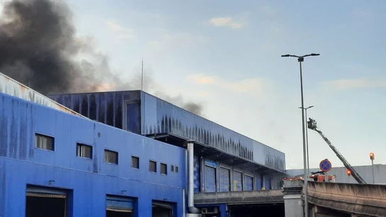 Imagen del incendio de una empresa de gestión de residuos de la calle A de la Zona Franca, Barcelona Imagen del incendio de una empresa de gestión de residuos de la calle A de la Zona Franca.