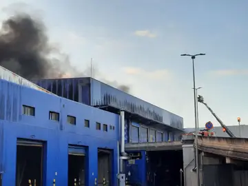 Imagen del incendio de una empresa de gestión de residuos de la calle A de la Zona Franca, Barcelona