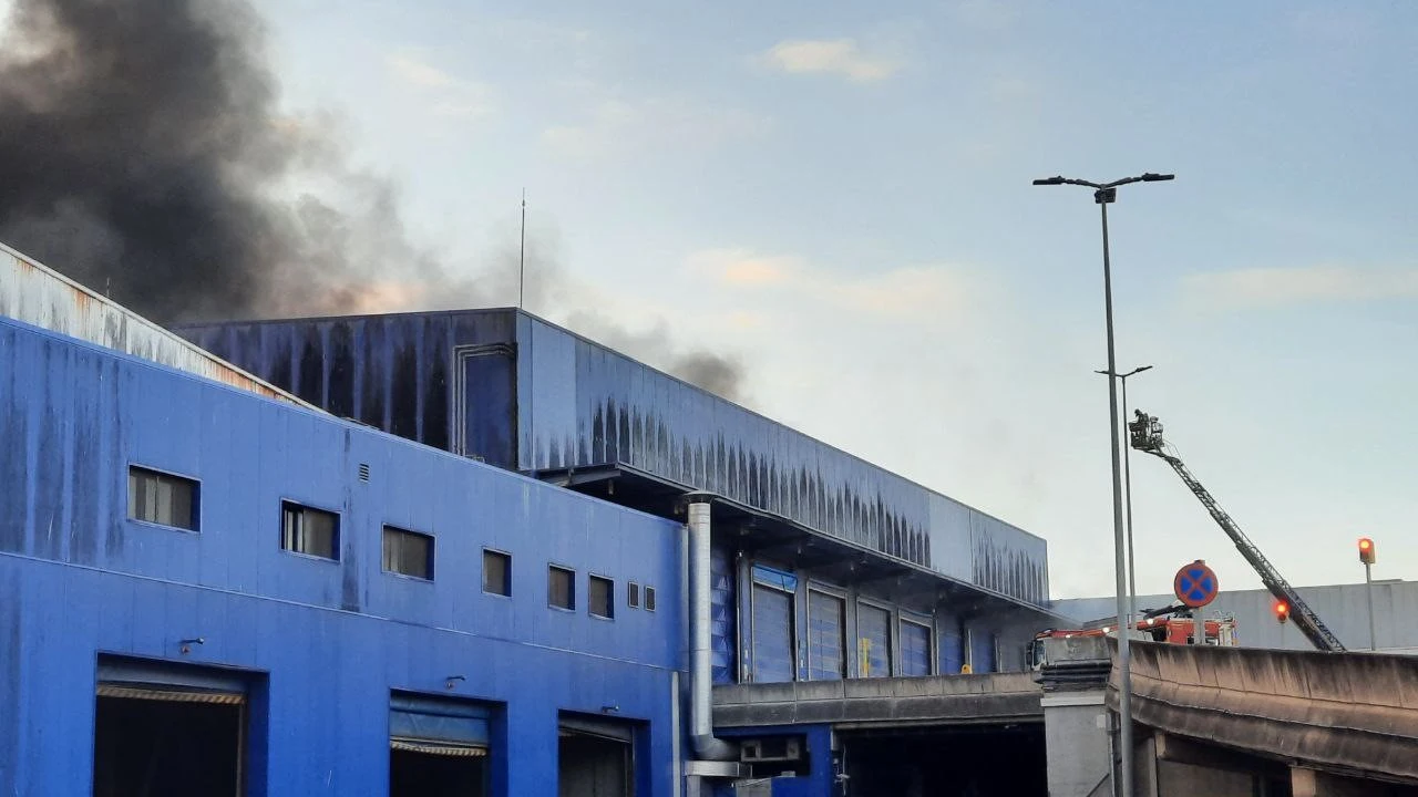 Imagen del incendio de una empresa de gestión de residuos de la calle A de la Zona Franca.