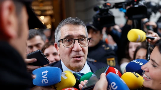 El portavoz del PSOE en el Congreso, Patxi López, se dirige a medios de comunicación al abandonar el Congreso de los Diputados El portavoz del PSOE en el Congreso, Patxi López, se dirige a medios de comunicación al abandonar el Congreso de los Diputados