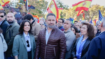 Santiago Abascal saluda a asistentes en la manifestación en contra de la amnistía en Cibeles. 