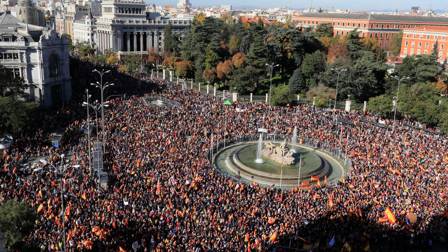 Cientos de personas abarrotan las inmediaciones de la plaza de Cibeles en contra de la amnistía Cientos de personas abarrotan las inmediaciones de la plaza de Cibeles en contra de la amnistía