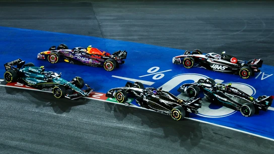 Fernando Alonso trompea en la primera vuelta en Las Vegas Fernando Alonso trompea en la primera vuelta en Las Vegas
