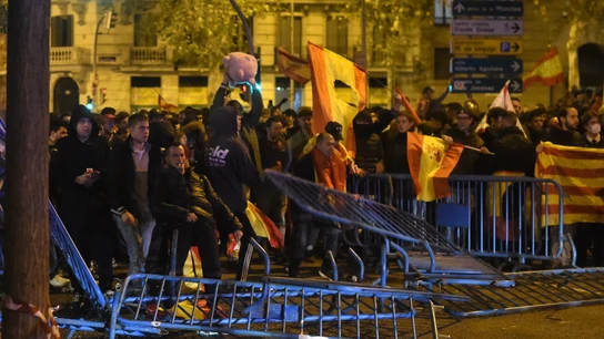 Varios manifestantes quitan las vallas de seguridad, durante una manifestación contra la amnistía frente a Ferraz Varios manifestantes quitan las vallas de seguridad, durante una manifestación contra la amnistía frente a Ferraz