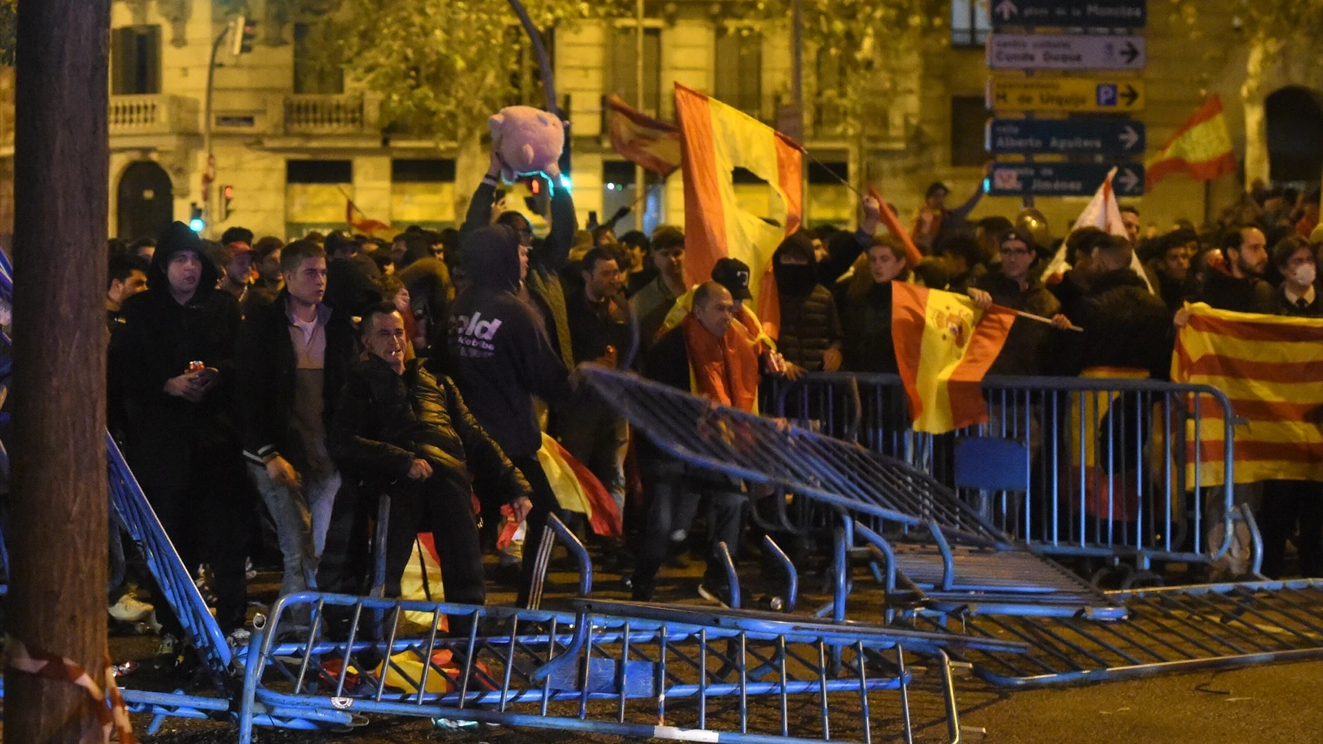 Varios manifestantes quitan las vallas de seguridad, durante una manifestación contra la amnistía frente a Ferraz