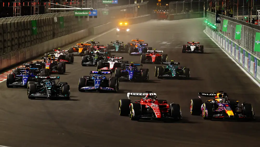 Leclerc adelantó dos veces a los Red Bull para ser líder