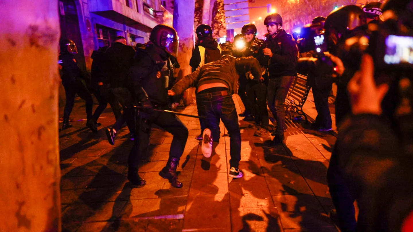 La Policía incauta una pistola a un militar en las protestas frente a la sede del PSOE La Policía incauta una pistola a un militar en las protestas frente a la sede del PSOE