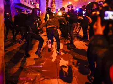 La Policía incauta una pistola a un militar en las protestas frente a la sede del PSOE