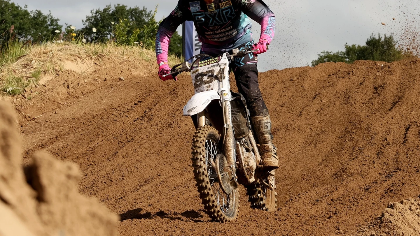 Un piloto de motocross, en una prueba Un piloto de motocross, en una prueba