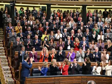 Pedro Sánchez recibe el aplauso de la bancada socialista tras ser investido presidente del Gobierno de la XV Legislatura