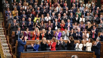 Pedro Sánchez recibe el aplauso de la bancada socialista tras ser investido presidente del Gobierno de la XV Legislatura