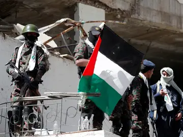 Soldados prohutíes hacen guardia durante una vigilia para mostrar solidaridad con el pueblo palestino, en Saná, Yemen