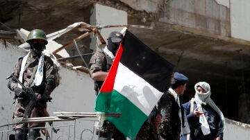 Soldados prohutíes hacen guardia durante una vigilia para mostrar solidaridad con el pueblo palestino, en Saná, Yemen