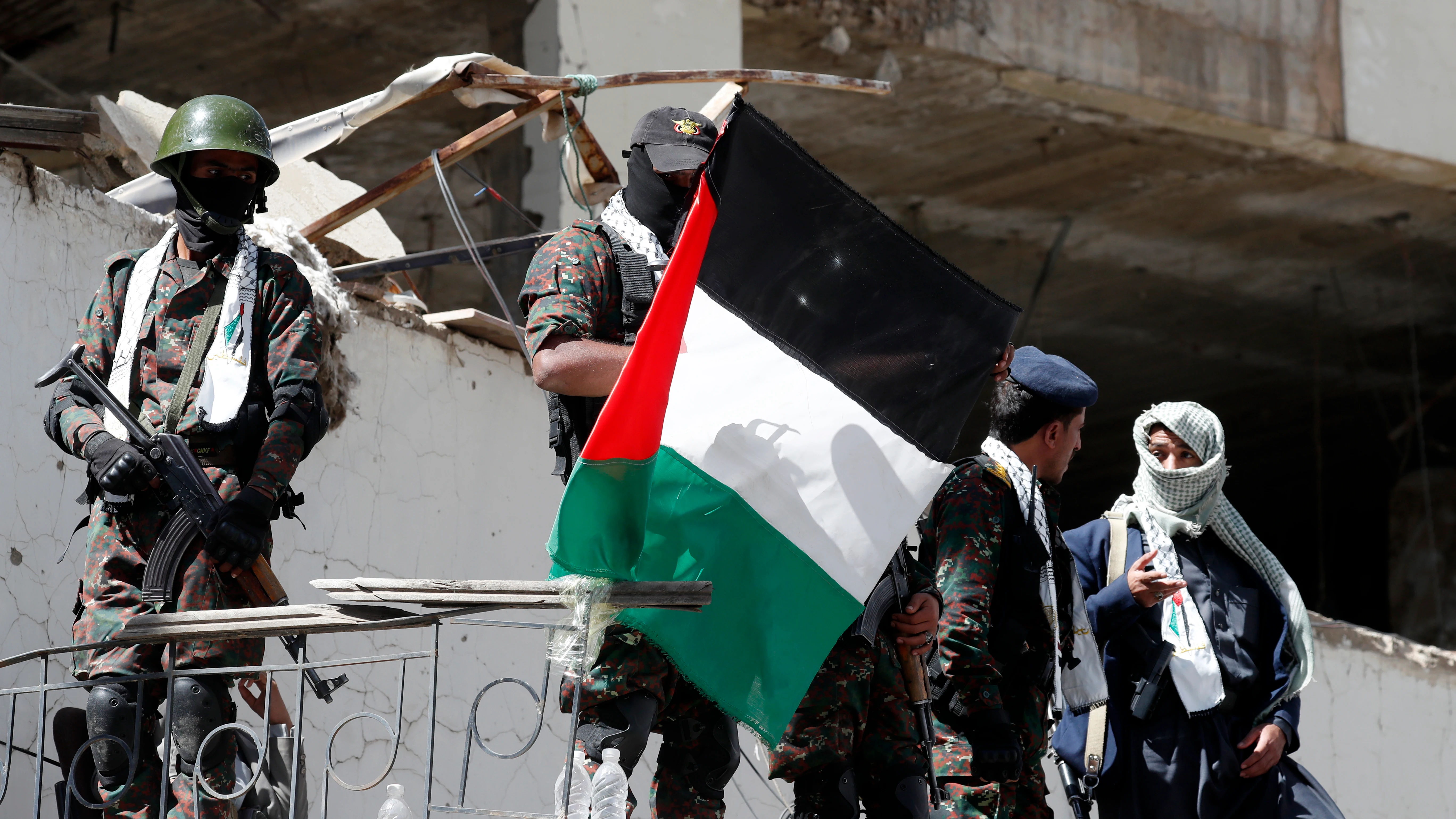 Soldados prohutíes hacen guardia durante una vigilia para mostrar solidaridad con el pueblo palestino, en Saná, Yemen