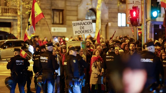 Momento de la manifestación de este lunes contra la amnistía en la sede del PSOE Momento de la manifestación de este lunes contra la amnistía en la sede del PSOE