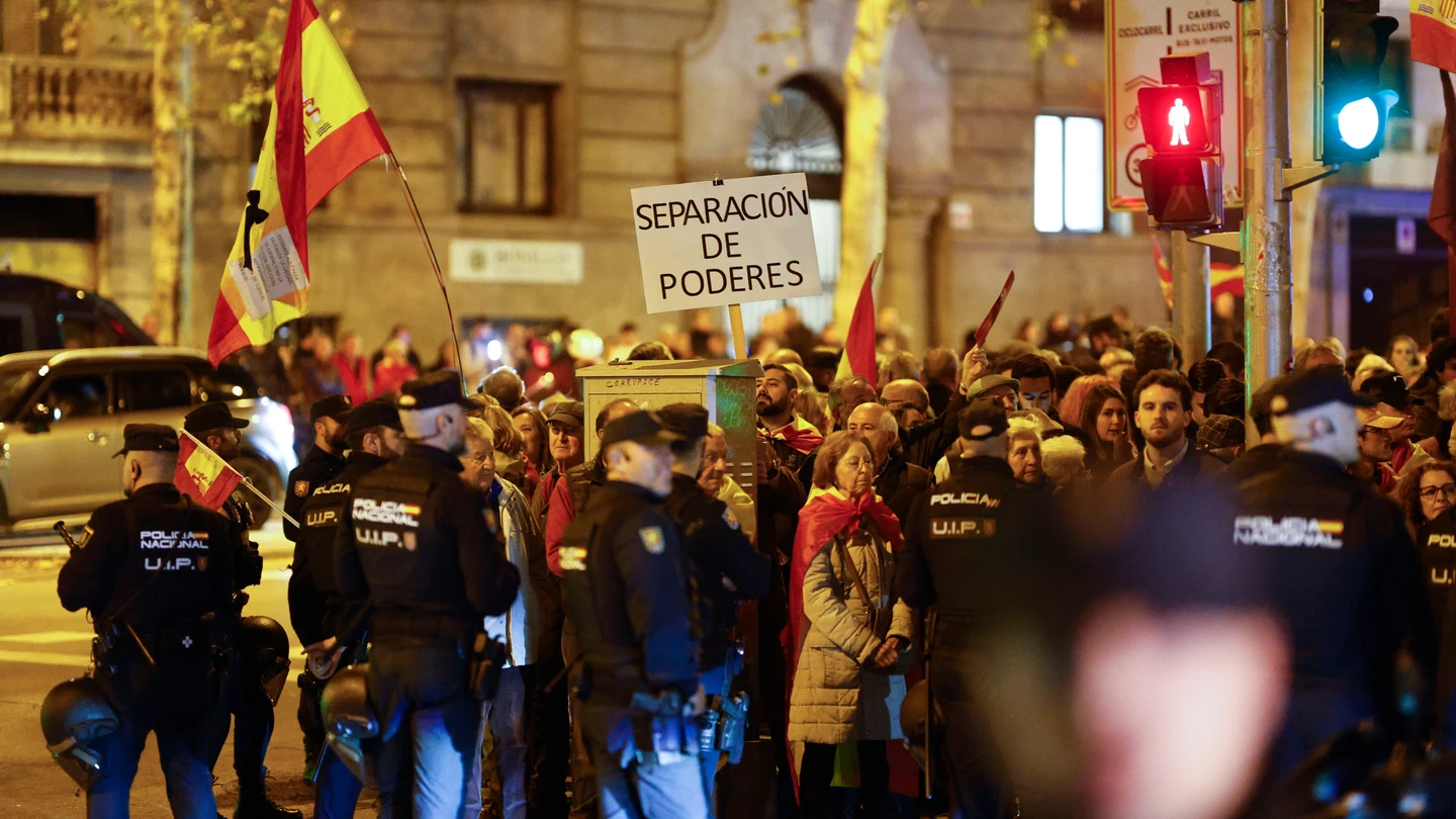 Momento de la manifestación de este lunes contra la amnistía en la sede del PSOE Momento de la manifestación de este lunes contra la amnistía en la sede del PSOE