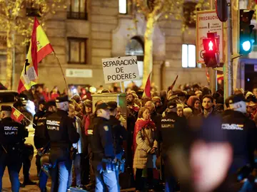 Momento de la manifestación de este lunes contra la amnistía en la sede del PSOE