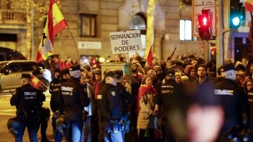 Momento de la manifestación de este lunes contra la amnistía en la sede del PSOE