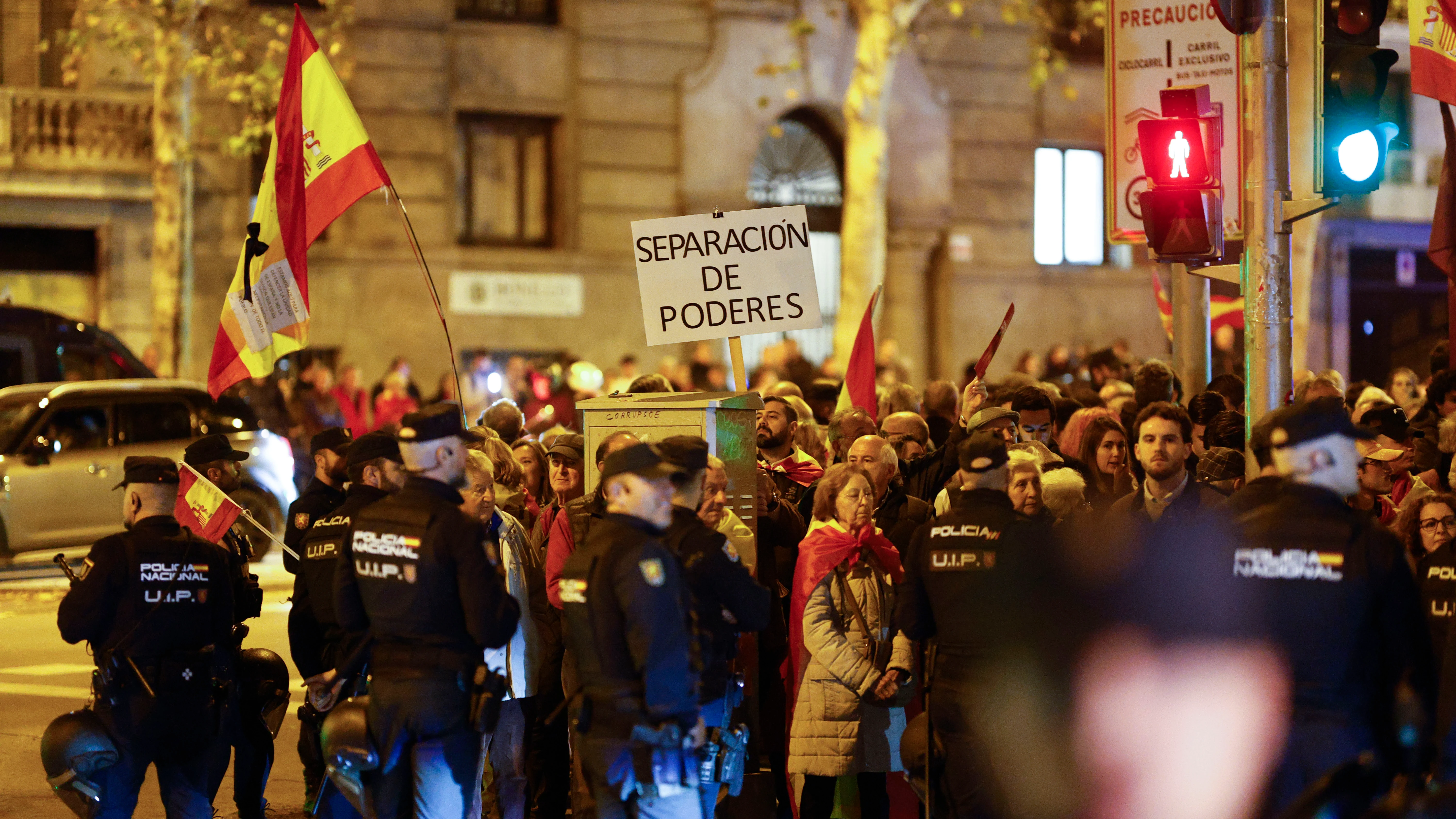 Momento de la manifestación de este lunes contra la amnistía en la sede del PSOE