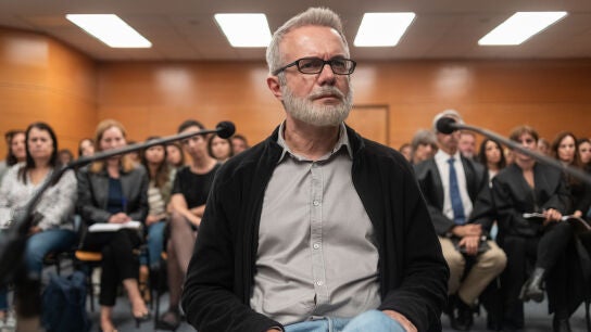 Tristán Ulloa como Alfonso Basterra en una escena del juicio en 'El caso Asunta'.