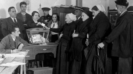 Primera vez que las mujeres pueden votar en España Primera vez que las mujeres pueden votar en España
