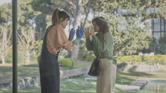 Macarena (Irene Arcos) y Ana (Natalia Berveke), en la T2 de 'Todos mienten'.