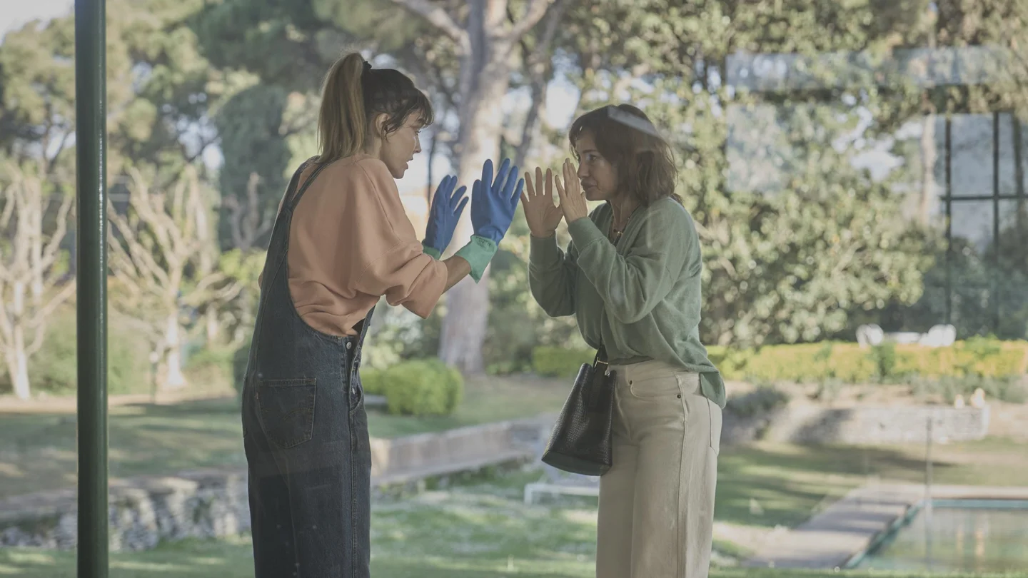 Macarena (Irene Arcos) y Ana (Natalia Berveke), en la T2 de 'Todos mienten'. Macarena (Irene Arcos) y Ana (Natalia Berveke), en la T2 de 'Todos mienten'.