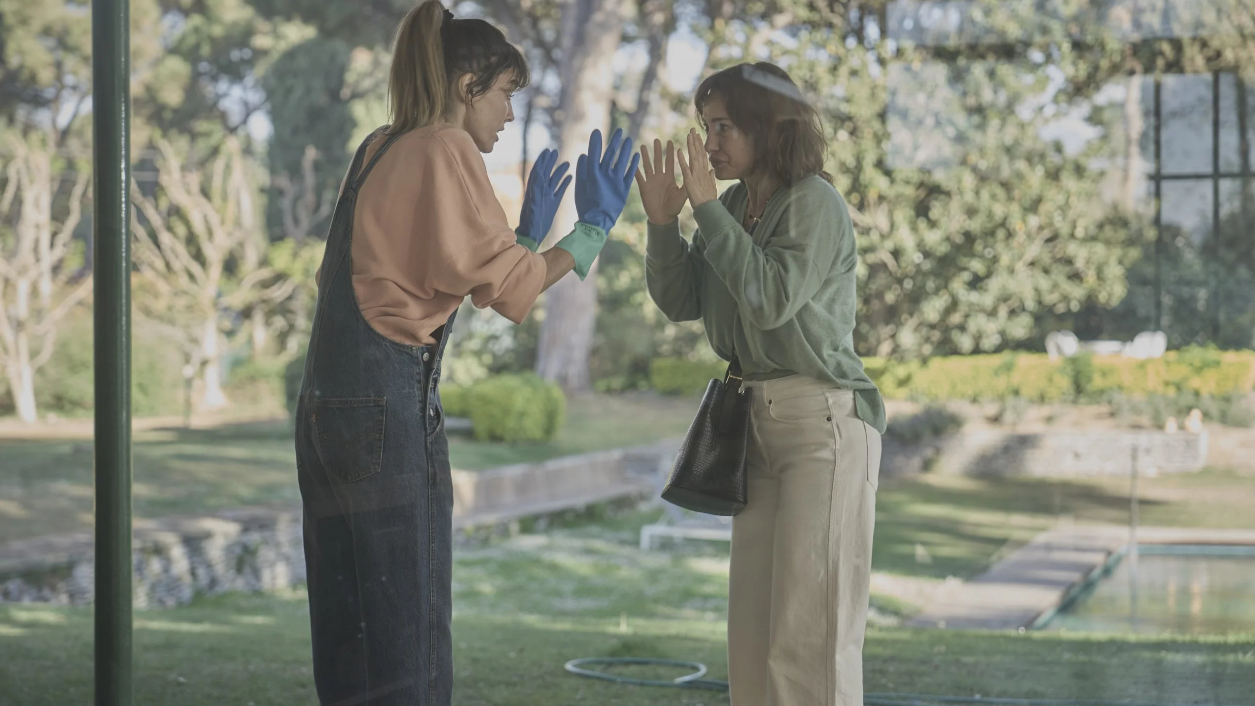 Macarena (Irene Arcos) y Ana (Natalia Berveke), en la T2 de 'Todos mienten'.