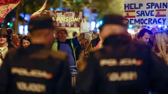 Concentración contra la ley de amnistía frente a la sede del PSOE, el domingo 19 de noviembre de 2023. Concentración contra la ley de amnistía frente a la sede del PSOE, el domingo 19 de noviembre de 2023.