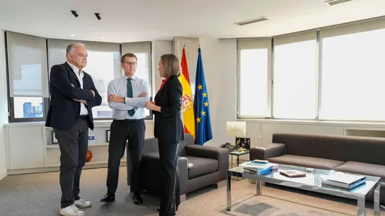 El presidente del PP Alberto Núñez Feijóo, la portavoz parlamentaria Cuca Gamarra y y el vicesecretario del PP Esteban Gozález Pons. El presidente del PP Alberto Núñez Feijóo, la portavoz parlamentaria Cuca Gamarra y y el vicesecretario del PP Esteban Gozález Pons.