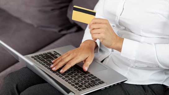 Cómo evitar las ciberestafas al comprar 'online' en el Black Friday o Cyber Monday Cómo evitar las ciberestafas al comprar 'online' en el Black Friday o Cyber Monday