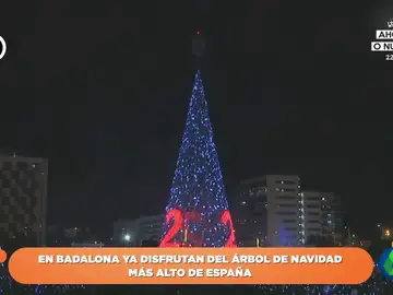 El &#39;pique&#39; con Vigo continua: Badalona enciende el árbol de Navidad más alto de España