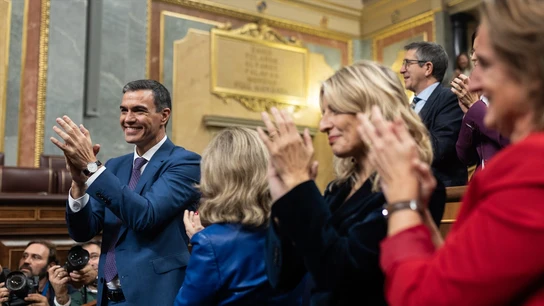 El presidente del Gobierno, Pedro Sánchez, aplaude tras finalizar la segunda sesión del debate de investidura como presidente de Gobierno, en el Congreso de los Diputados. El presidente del Gobierno, Pedro Sánchez, aplaude tras finalizar la segunda sesión del debate de investidura como presidente de Gobierno, en el Congreso de los Diputados.